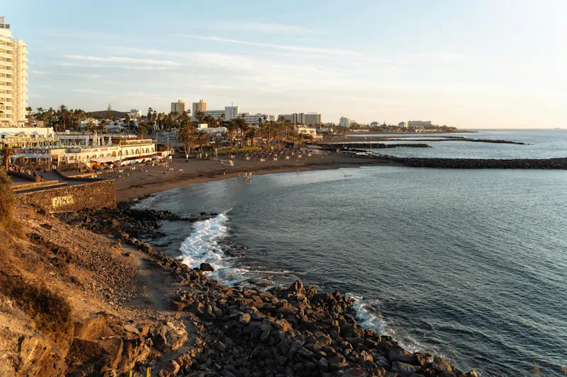 Los Cristianos y Playa de las Américas: inversión inmobiliaria en el corazón turístico de Tenerife