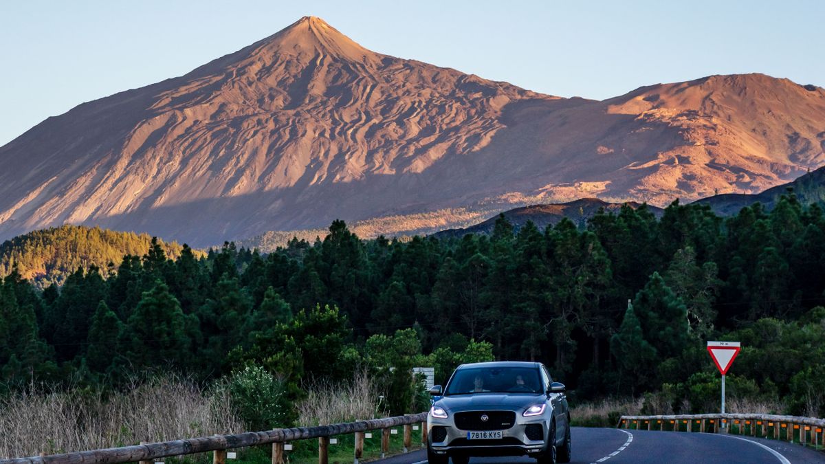 Coche en una carretera junto al Teide en Tenerife