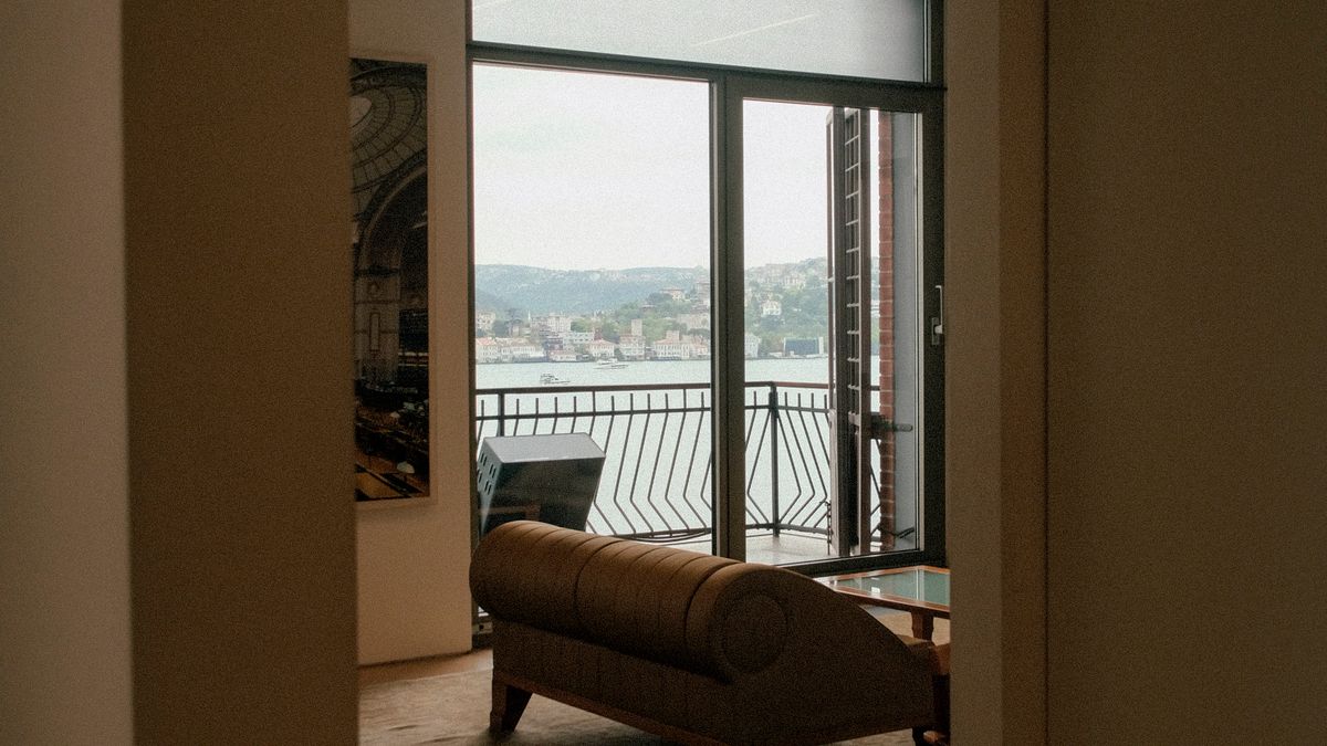 Interior luminoso con terraza y vistas, fotografía ilustrativa