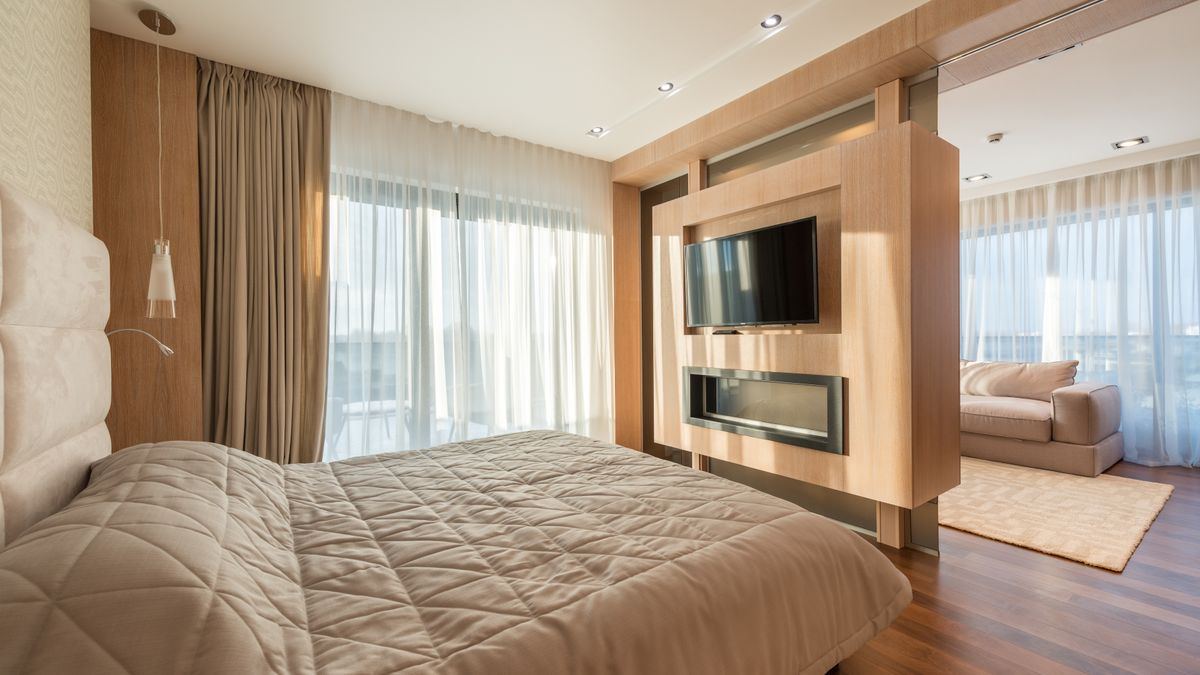 Dormitorio y salón de apartamento equipado, fotografía ilustrativa