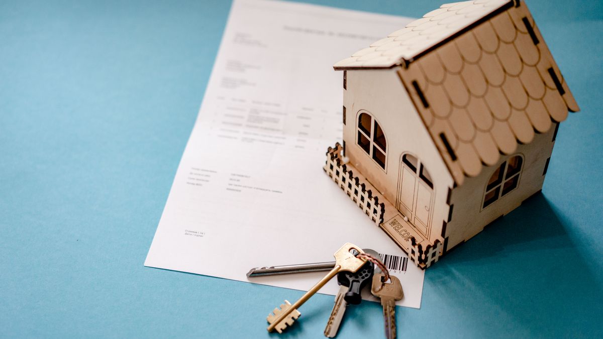 Llaves, contrato y maqueta de vivienda, fotografía ilustrativa