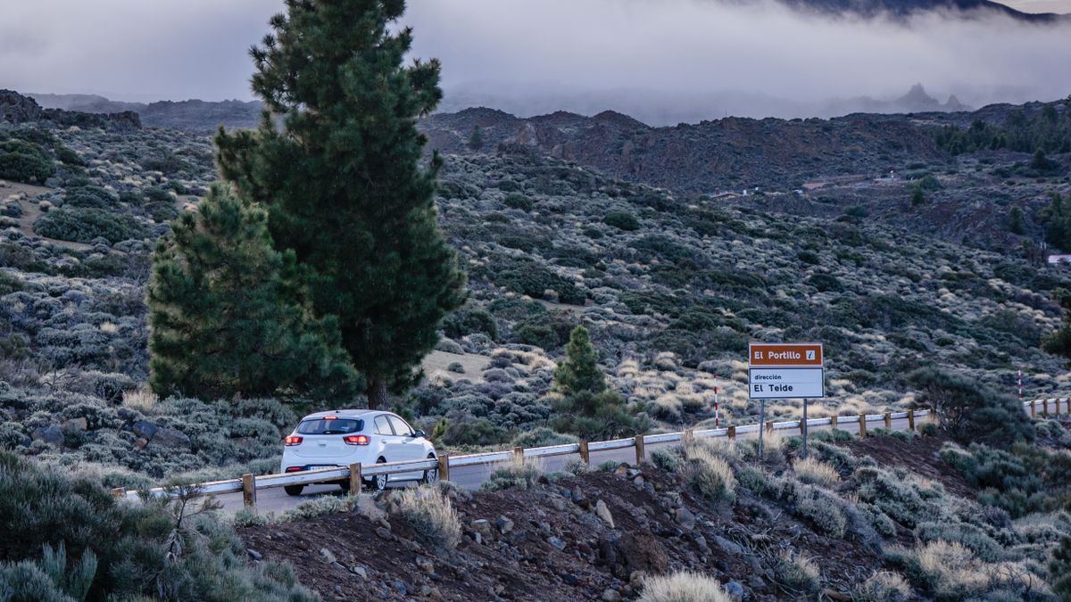 Vehículo en una carretera del Parque Nacional del Teide