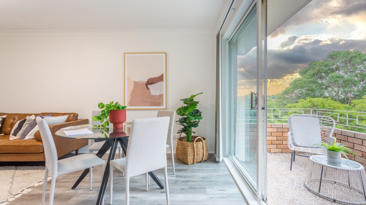 Interior de apartamento con salida a terraza, fotografía ilustrativa
