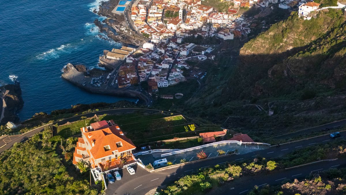 Vista aérea del litoral y pueblo de Garachico en Tenerife