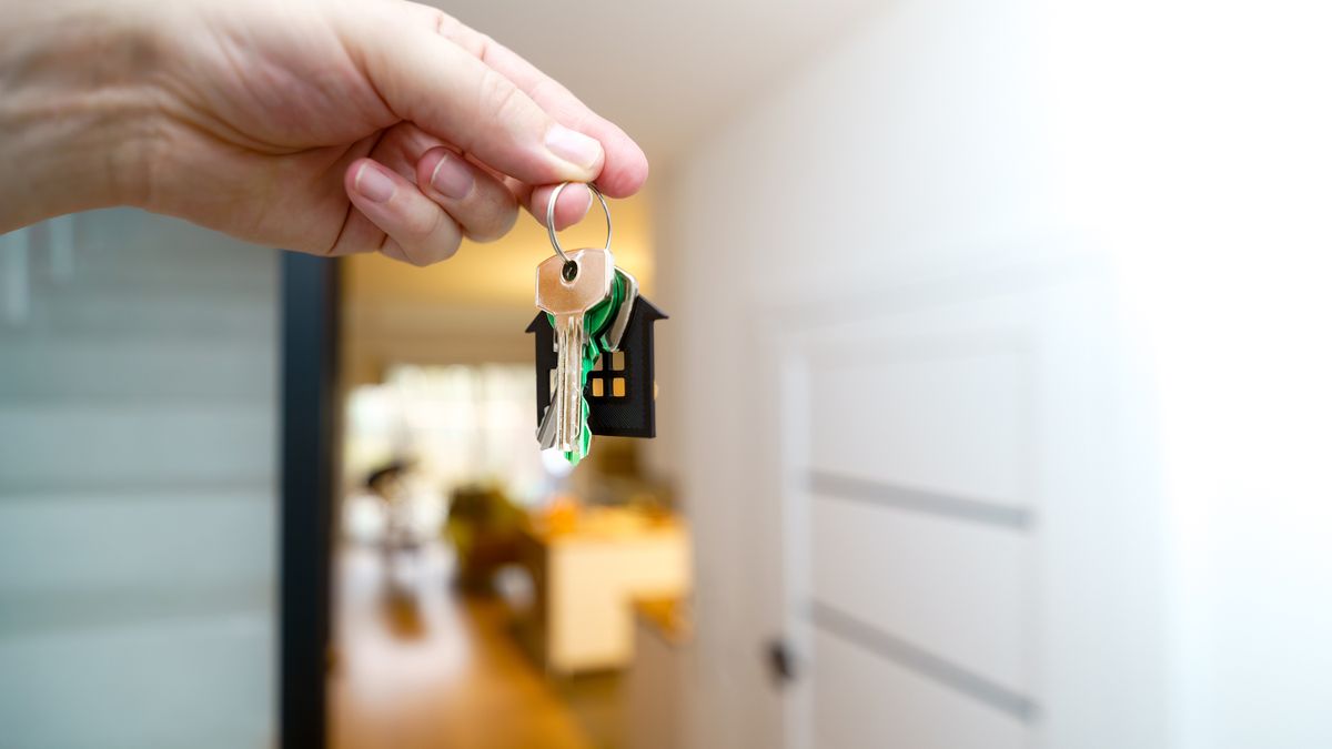 Llaves de vivienda en un interior moderno, fotografía ilustrativa